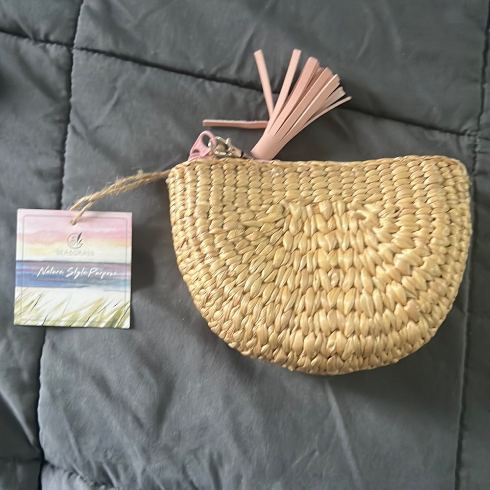 Sea and grass clutch